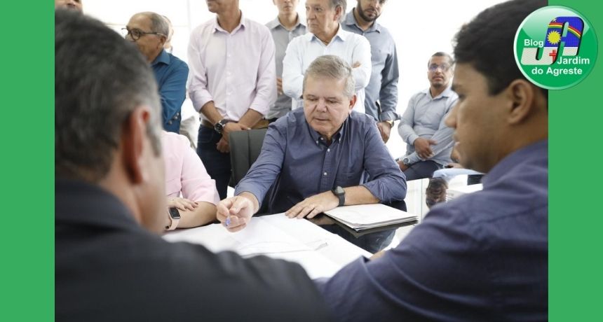 Em Caruaru, governador em exercício Ricardo Paes Barreto autoriza obras de pavimentação de ruas e conhece projeto de modernização do aeroporto