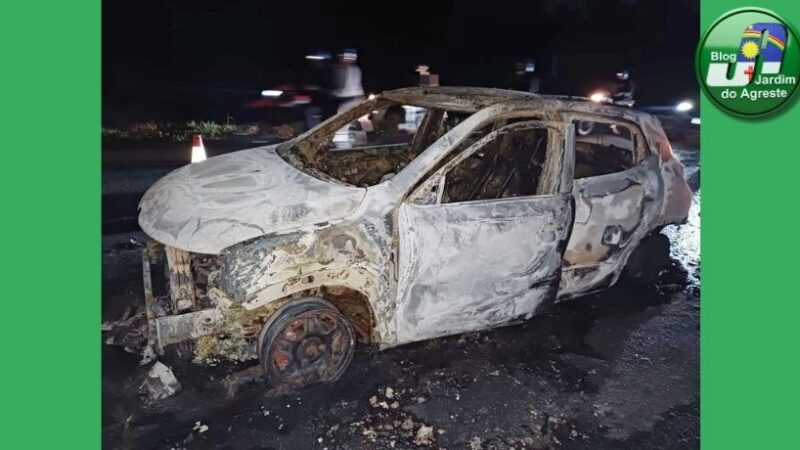 Carro pega fogo na BR-232 em Jaboatão dos Guararapes; motorista sai ileso