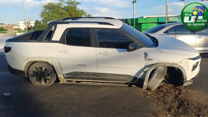 Caminhão tomba após supostamente trancar caminhonete na BR-104, em Caruaru