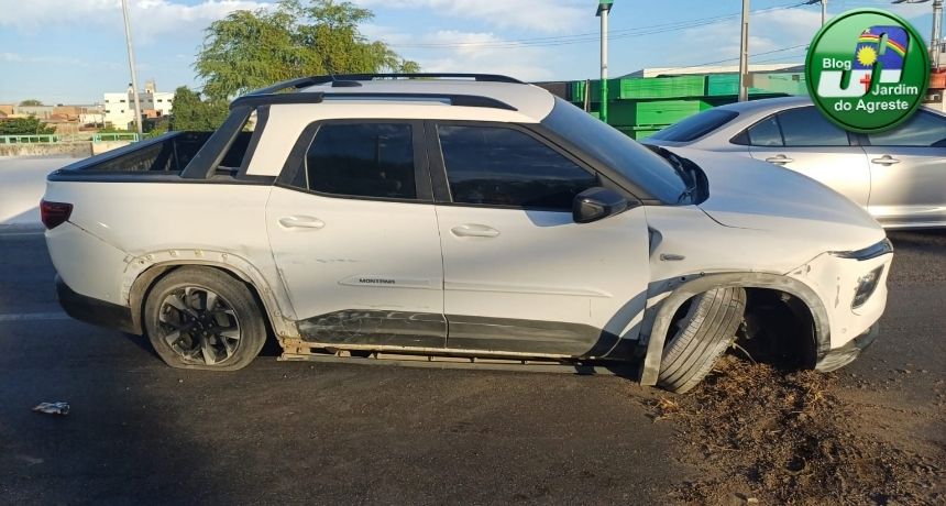 Caminhão tomba após supostamente trancar caminhonete na BR-104, em Caruaru