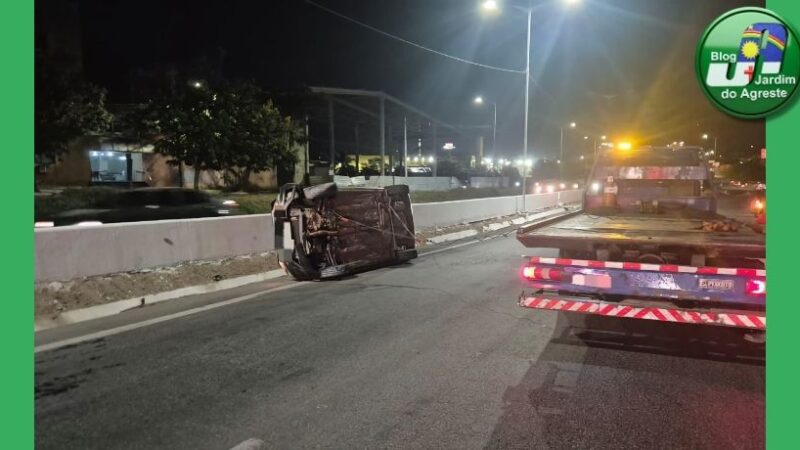 Carro roubado capota e é recuperado pela PRF em Caruaru
