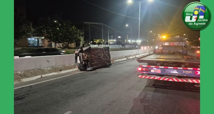 Carro roubado capota e é recuperado pela PRF em Caruaru