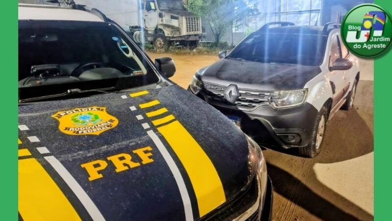 Dupla é detida com carro roubado, arma e bloqueador de sinal em Gravatá