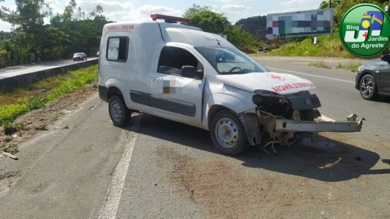 Ambulância acessa pista em local proibido e causa colisão na BR-232, em Moreno