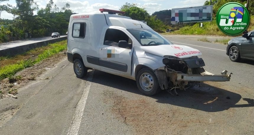 Ambulância acessa pista em local proibido e causa colisão na BR-232, em Moreno
