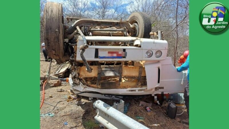 Caminhão boiadeiro capota após estouro de pneu na BR-232, em Serra Talhada