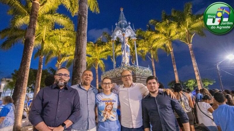 Débora Almeida participa de celebração religiosa no Morro da Conceição