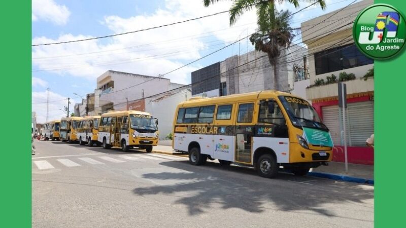 Belo Jardim recebe cinco novos ônibus escolares e amplia frota escolar do município; investimento é de mais de R$ 2,2 milhões