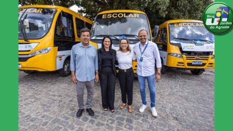 Com presenças de Débora e Mendonça, entrega de ônibus escolares reforça frota da Rede Estadual de Pernambuco