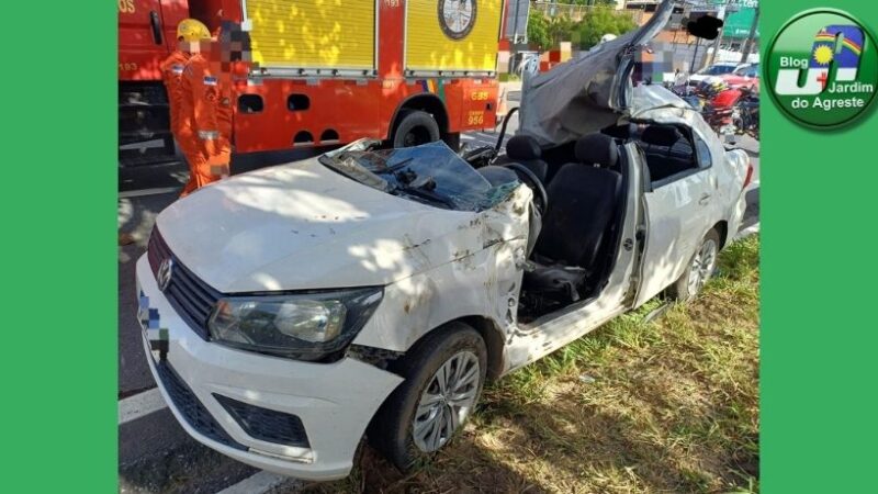 Motorista morre após carro sair da pista e colidir com árvore na BR-101, em Igarassu